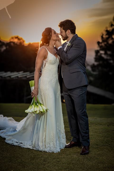 Detalhe das alianças e buquê de flores em mesa decorada de casamento