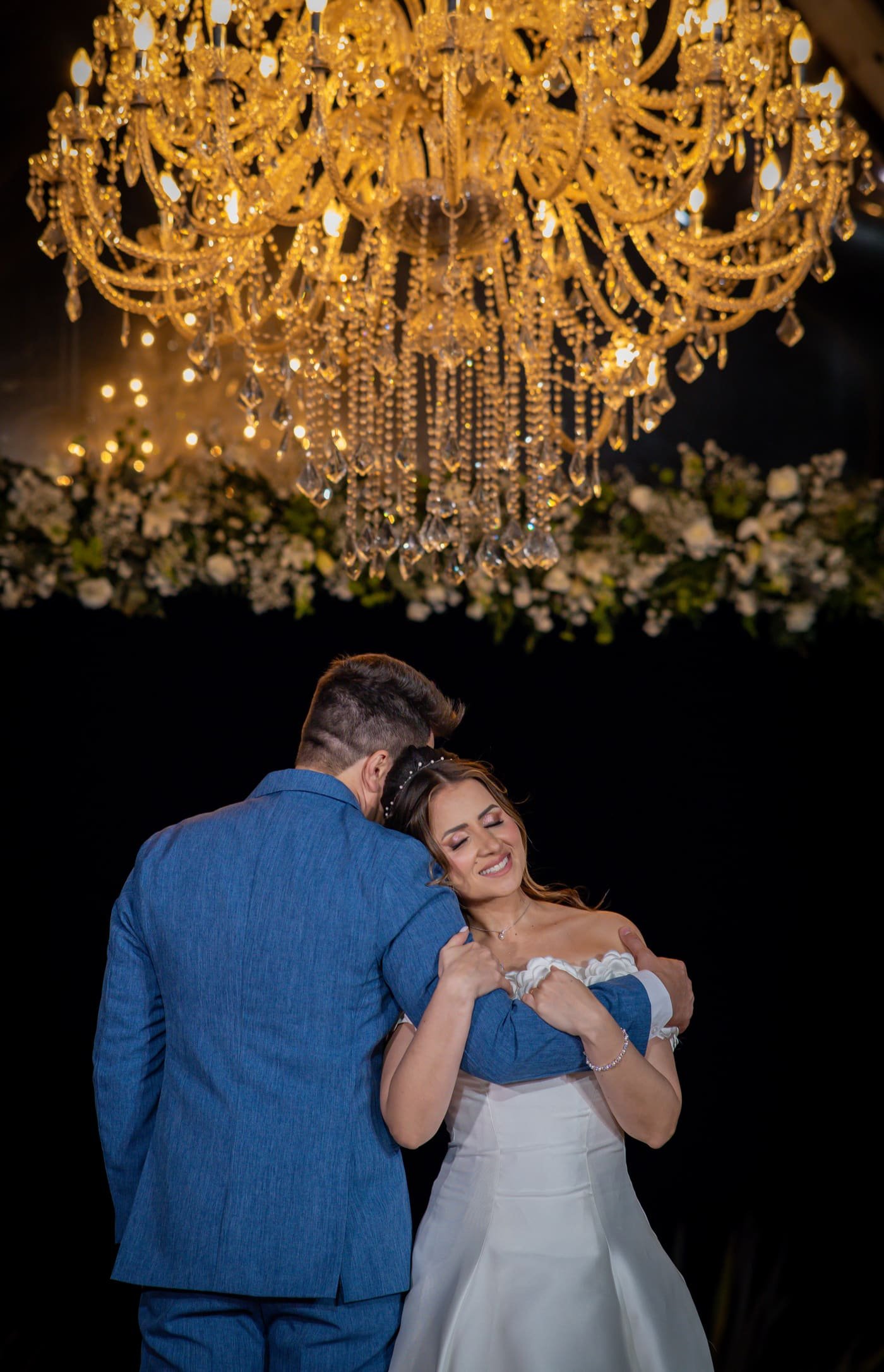 Noivos se abraçando em casamento — Ivan Dias Fotógrafo