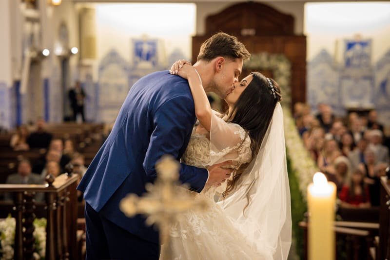 Noivos se beijando no altar durante cerimônia de casamento em São Paulo
